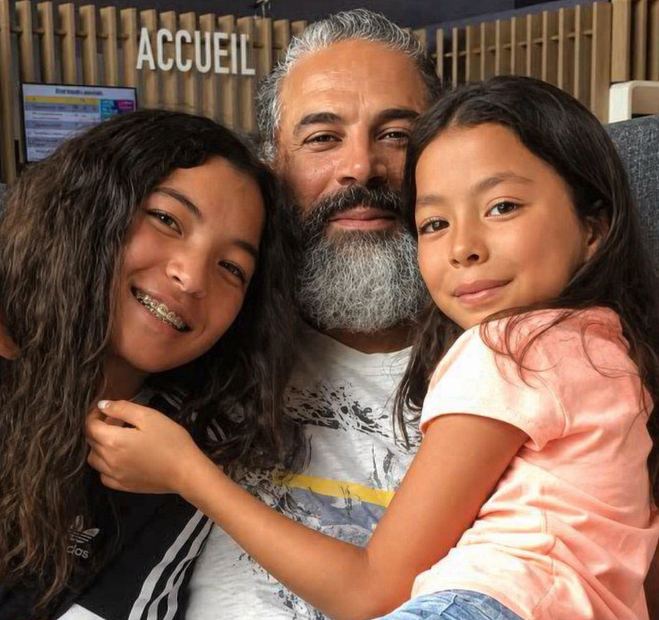 Adel Lahlou avec ses deux filles